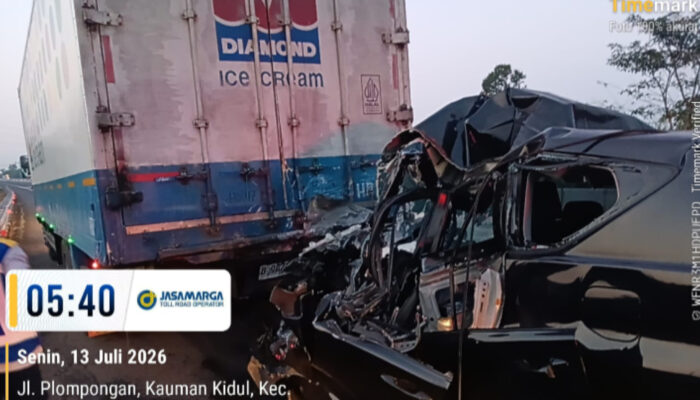 Innova Tabrak Belakang Truk Tronton di Tol Bawen–Salatiga, Pengemudi Luka Berat