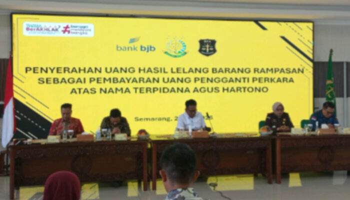 Pulihkan Kerugian Negara, Kejari Semarang Serahkan Rp4,98 Miliar Hasil Lelang Aset Korupsi