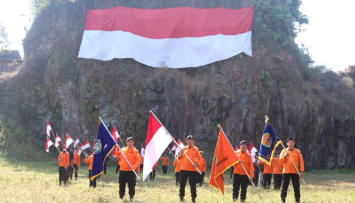 Keren! Rescuer Kantor SAR Semarang Kibarkan Merah Putih Raksasa di Tebing Djaro Kendal