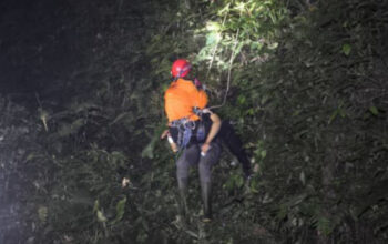 Tim SAR Evakuasi Pecinta Reptil yang Terjatuh ke Jurang 40 Meter di Curug Lawe