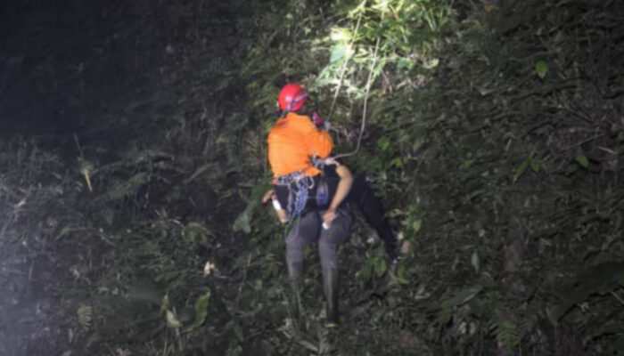 Tim SAR Evakuasi Pecinta Reptil yang Terjatuh ke Jurang 40 Meter di Curug Lawe