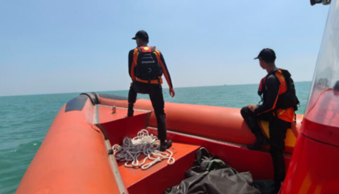 Dihantam Gelombang Besar, Nelayan 65 Tahun Hilang di Perairan Lemah Abang Jepara, Tim SAR Lakukan Pencarian