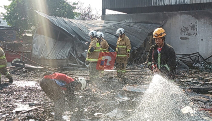 Asap Tebal Kepung Rumah Pompa Kali Banger, Gudang Bank Sampah Kemijen Dilalap Api