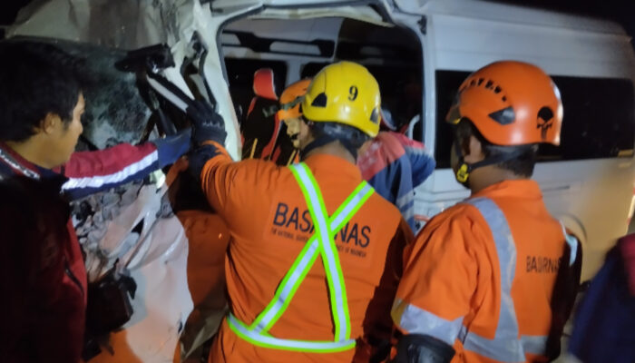 Kecelakaan di Tol Pemalang, Dua Penumpang Hiace Dievakuasi dengan Alat Ekstrikasi