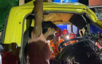 Tabrak Truk Dump di Traffic Light Secang, Sopir Truk Pasir Dievakuasi Tim SAR