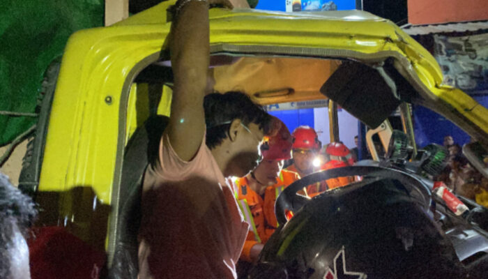 Tabrak Truk Dump di Traffic Light Secang, Sopir Truk Pasir Dievakuasi Tim SAR